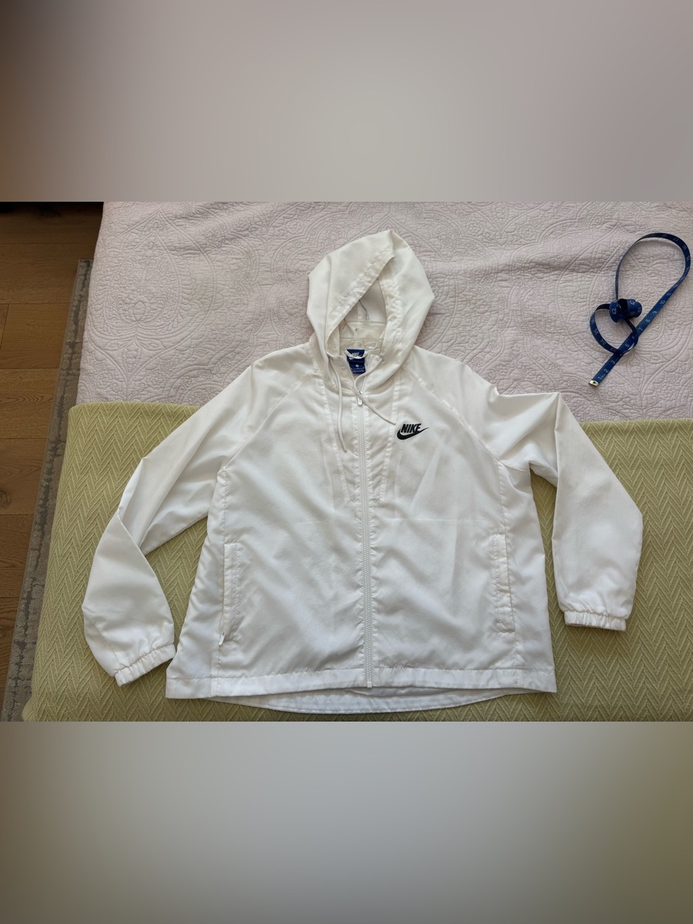 Nike Women’s White Hooded Windbreaker Jacket - Lightweight Comfort size Medium